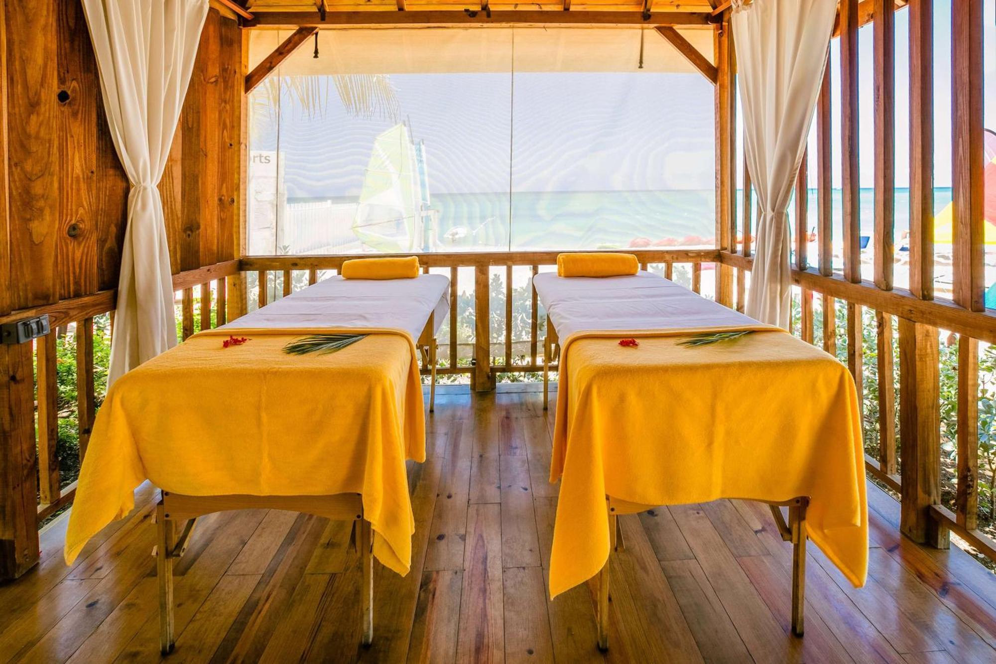 Grand Decameron Cornwall Beach, A Trademark All-Inclusive Resort Монтего-Бей Екстер'єр фото