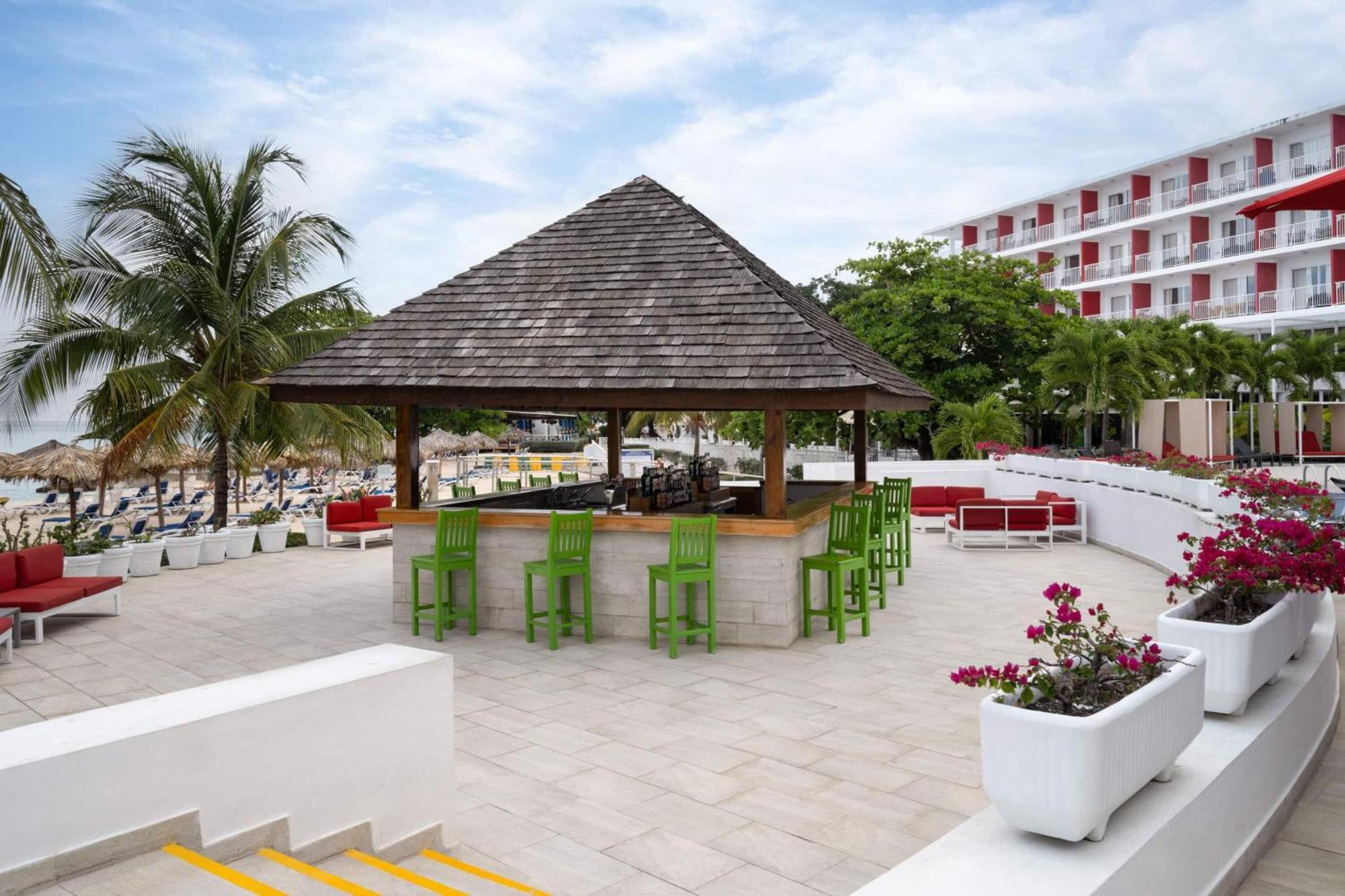Grand Decameron Cornwall Beach, A Trademark All-Inclusive Resort Монтего-Бей Екстер'єр фото