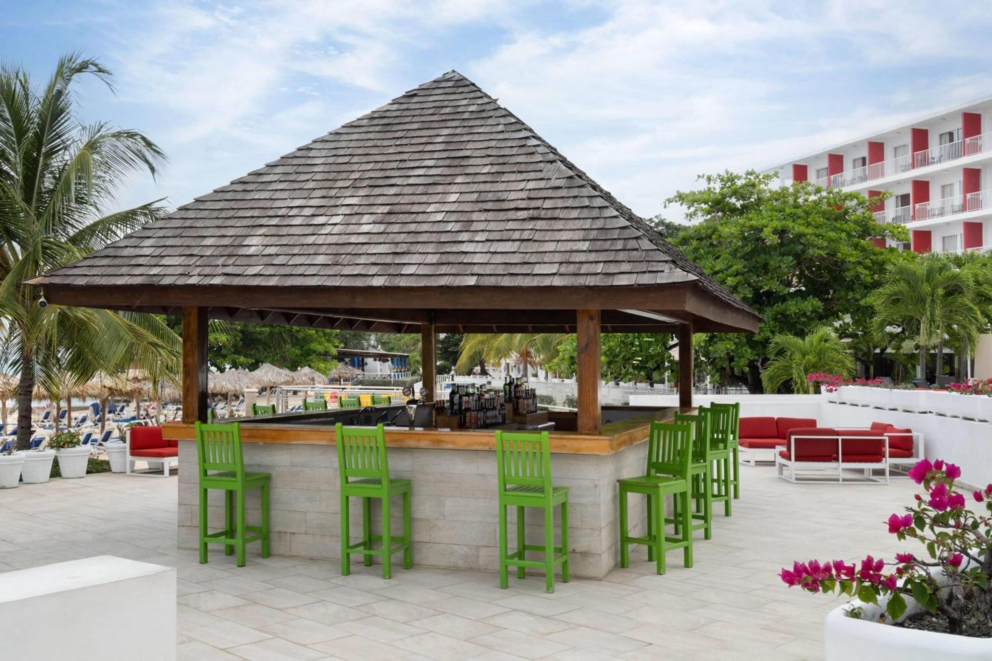 Grand Decameron Cornwall Beach, A Trademark All-Inclusive Resort Монтего-Бей Екстер'єр фото
