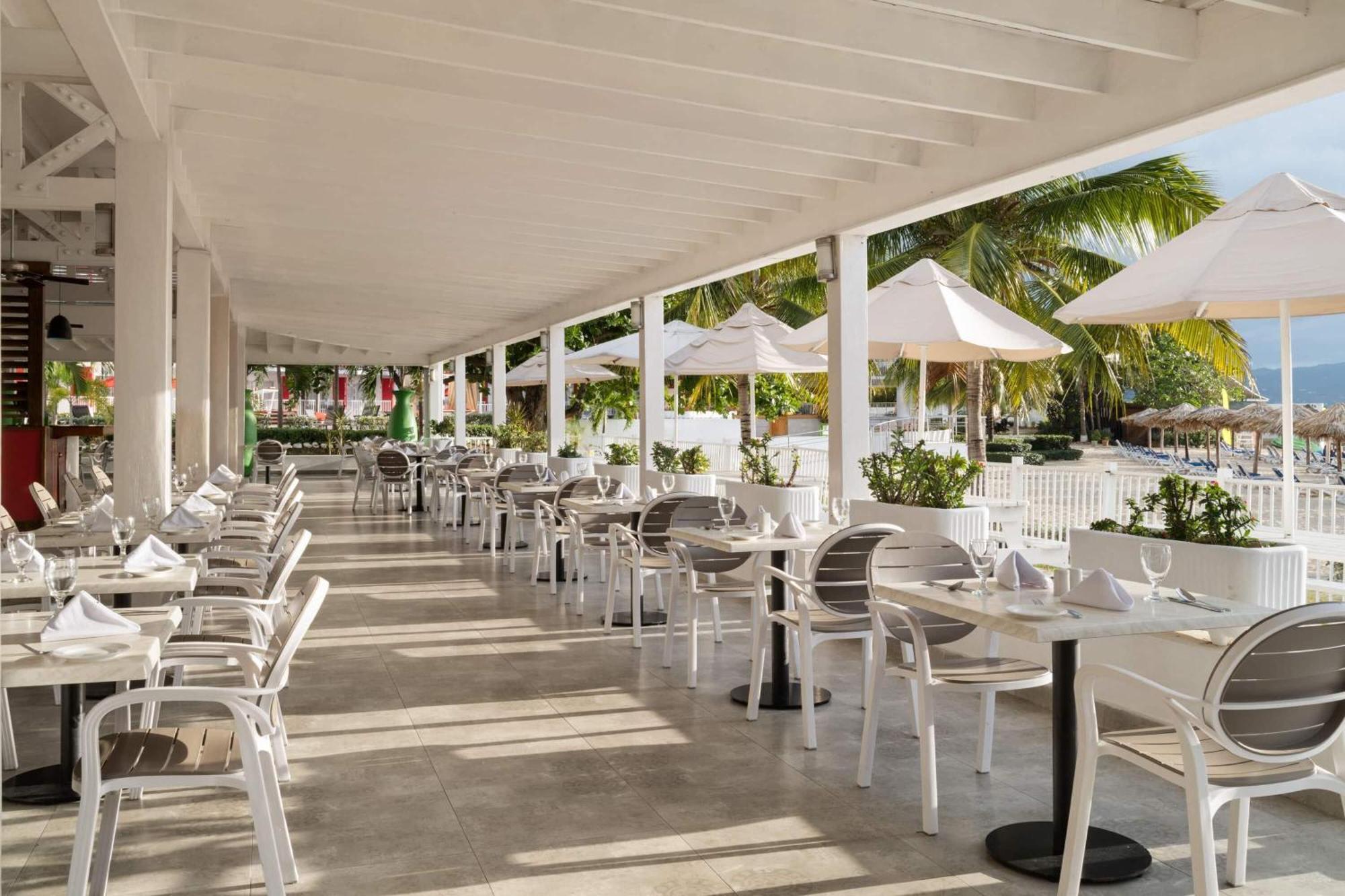 Grand Decameron Cornwall Beach, A Trademark All-Inclusive Resort Монтего-Бей Екстер'єр фото