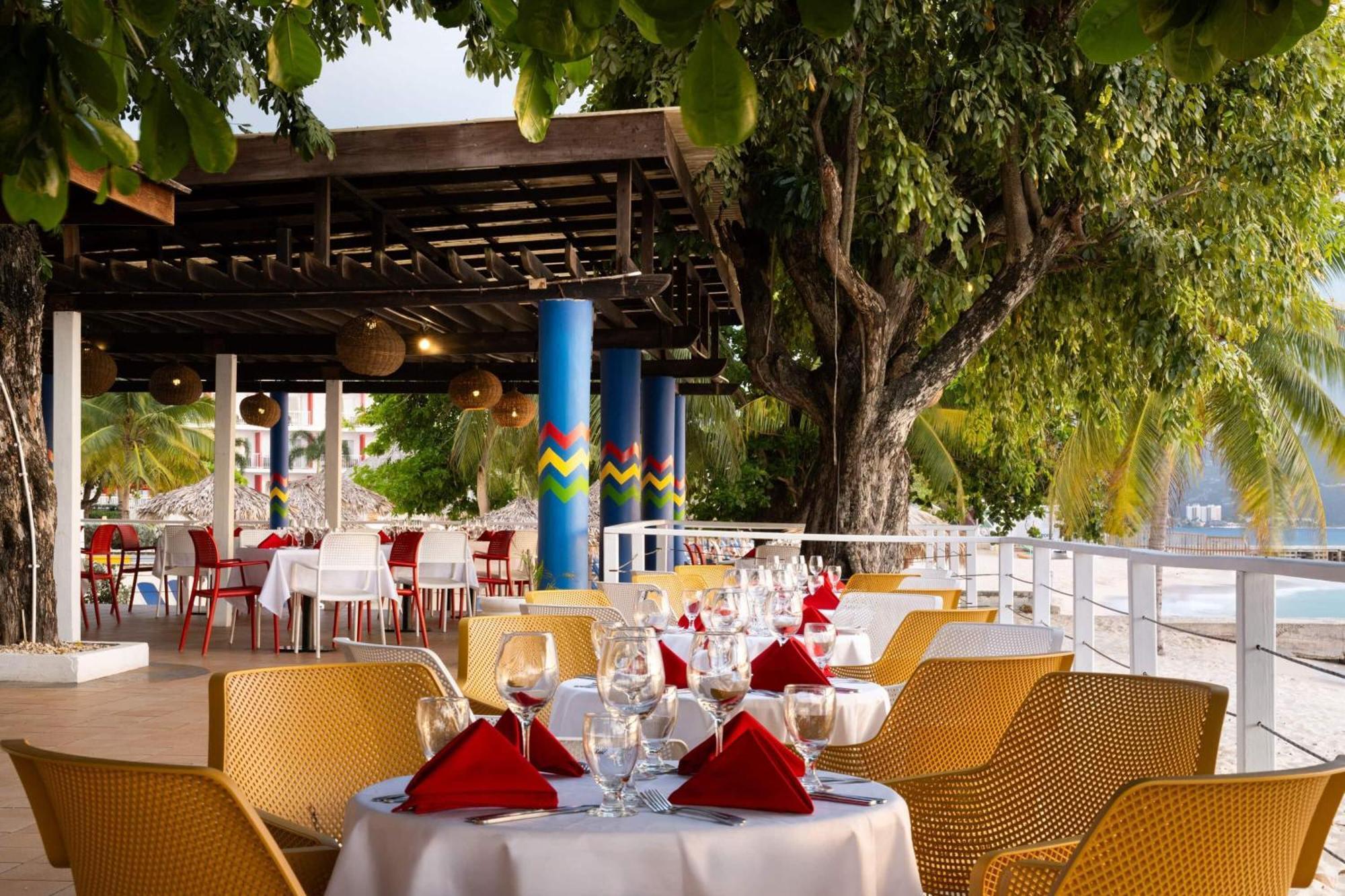 Grand Decameron Cornwall Beach, A Trademark All-Inclusive Resort Монтего-Бей Екстер'єр фото