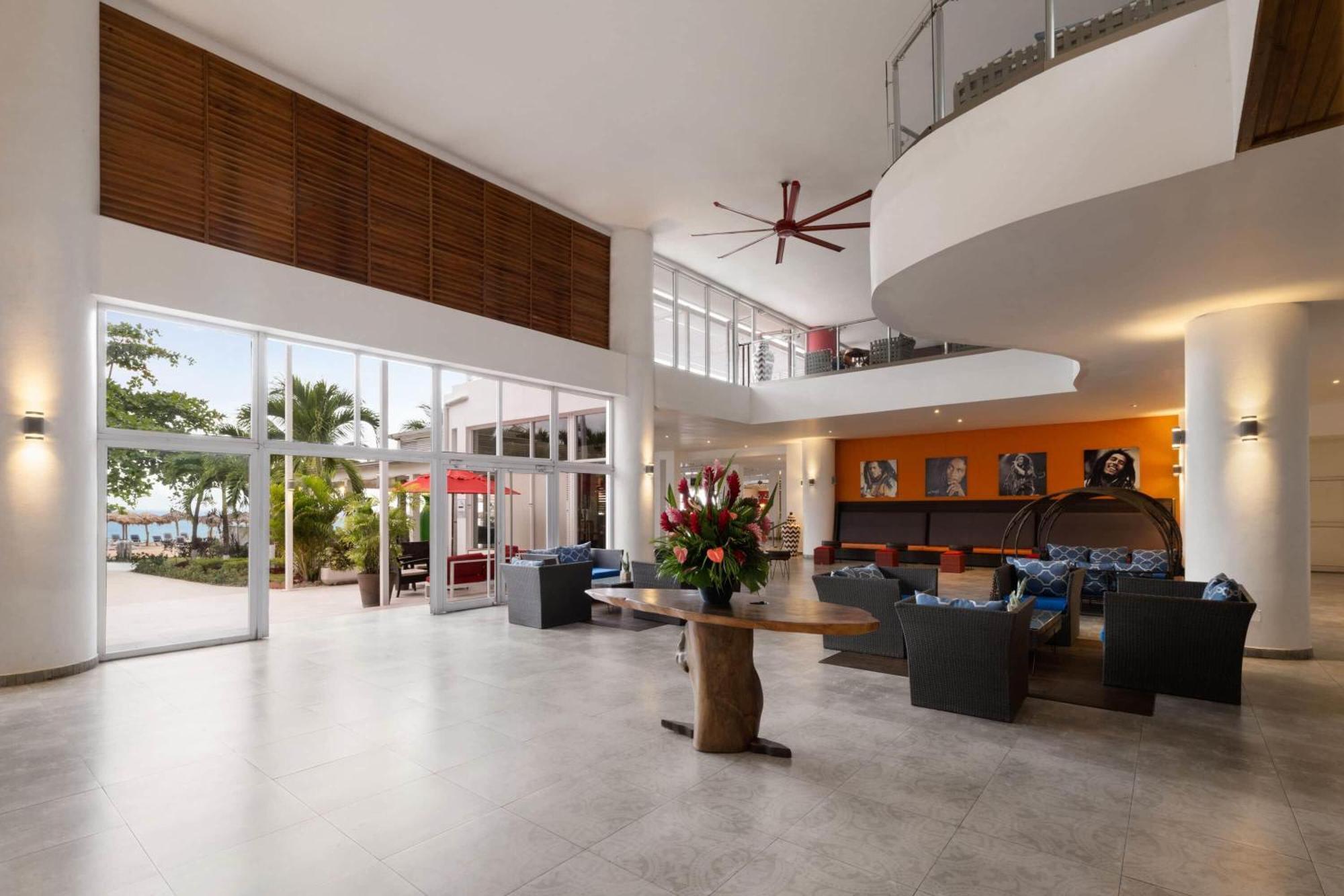 Grand Decameron Cornwall Beach, A Trademark All-Inclusive Resort Монтего-Бей Екстер'єр фото
