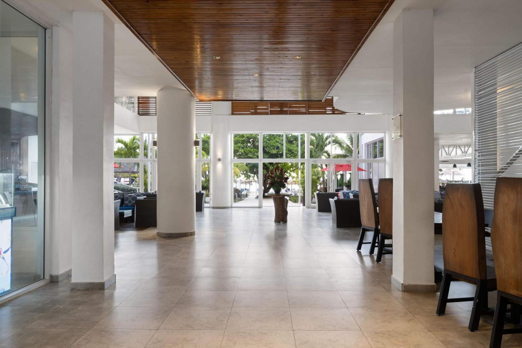 Grand Decameron Cornwall Beach, A Trademark All-Inclusive Resort Монтего-Бей Екстер'єр фото