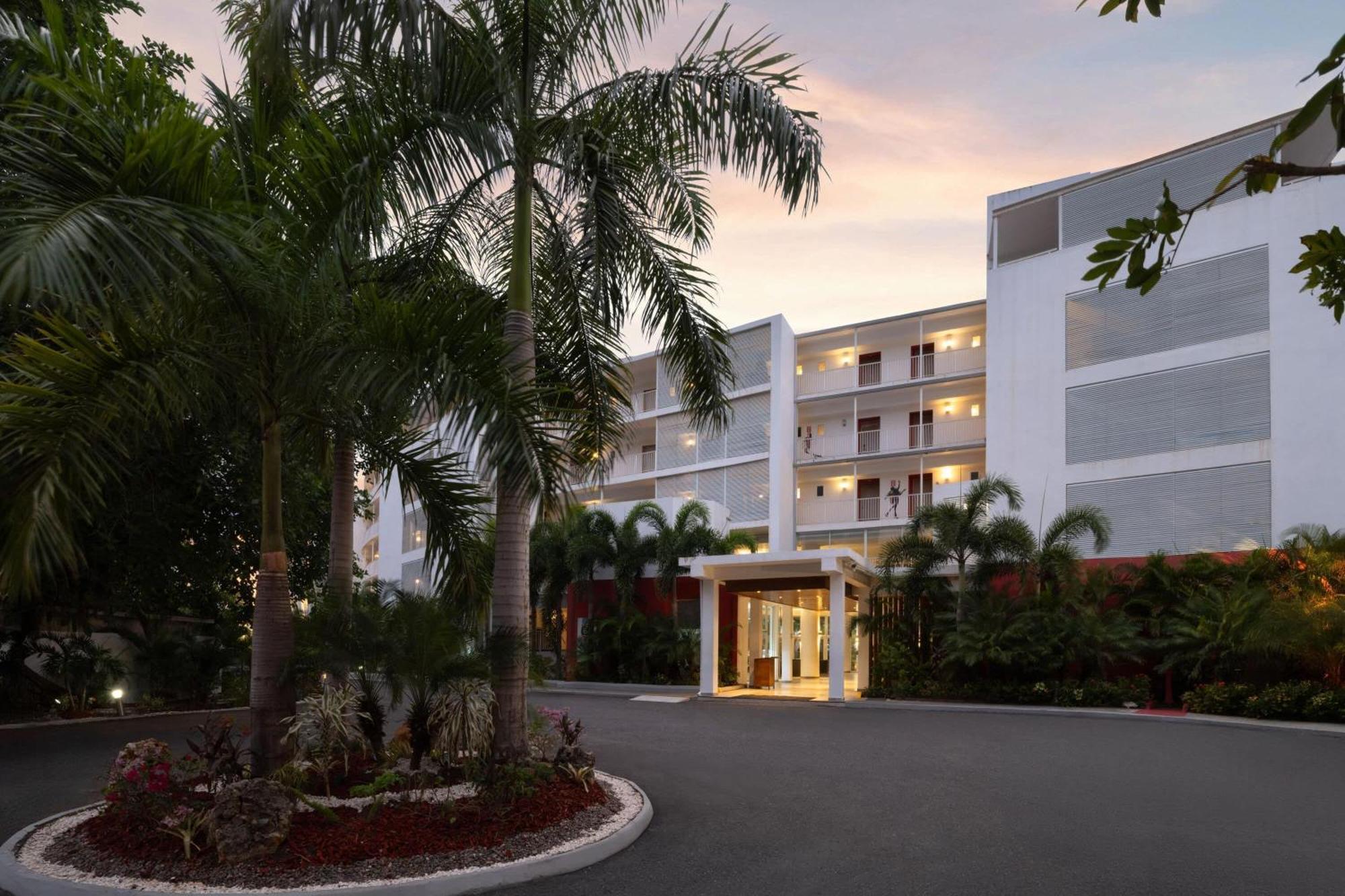 Grand Decameron Cornwall Beach, A Trademark All-Inclusive Resort Монтего-Бей Екстер'єр фото