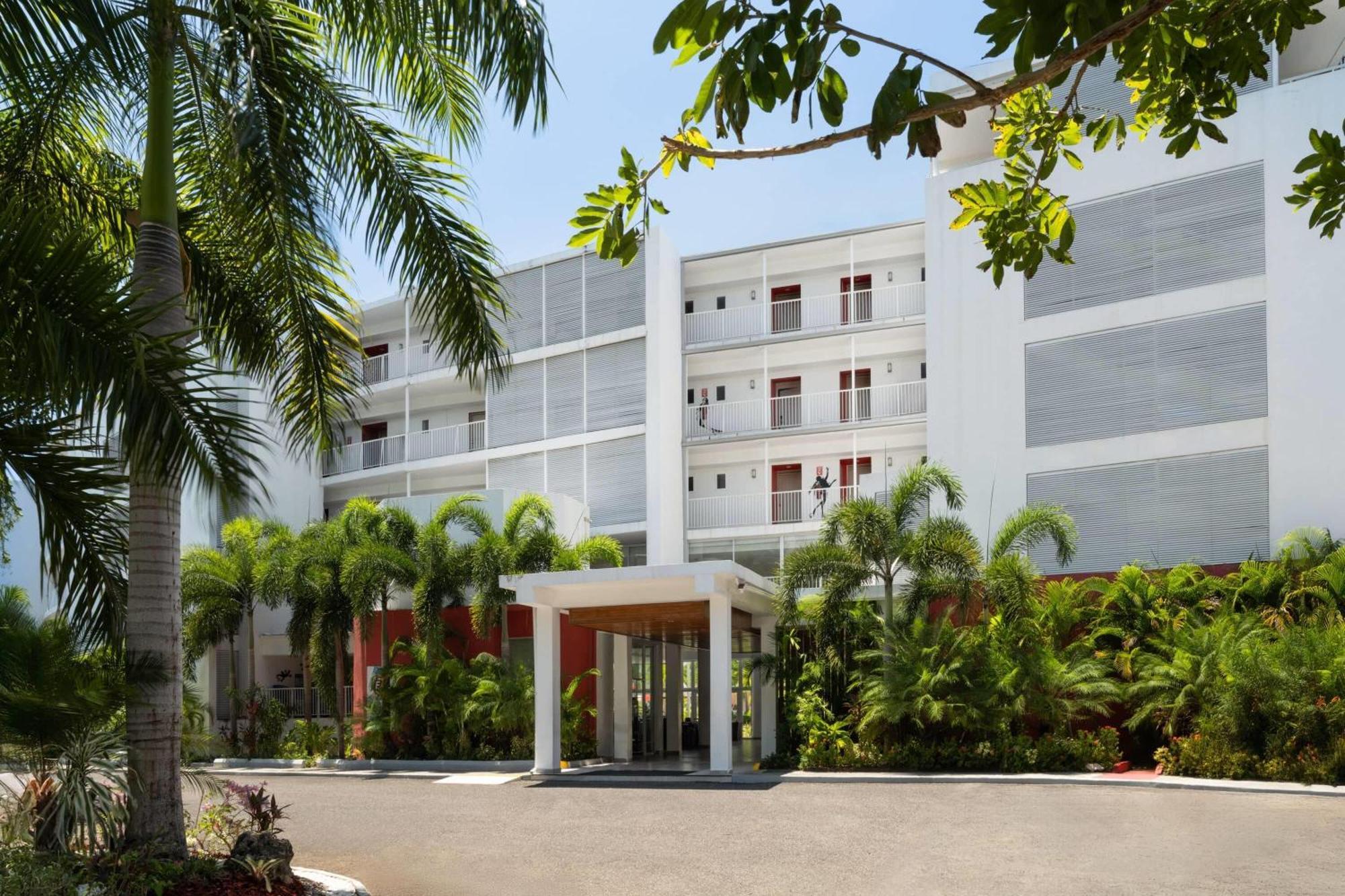 Grand Decameron Cornwall Beach, A Trademark All-Inclusive Resort Монтего-Бей Екстер'єр фото
