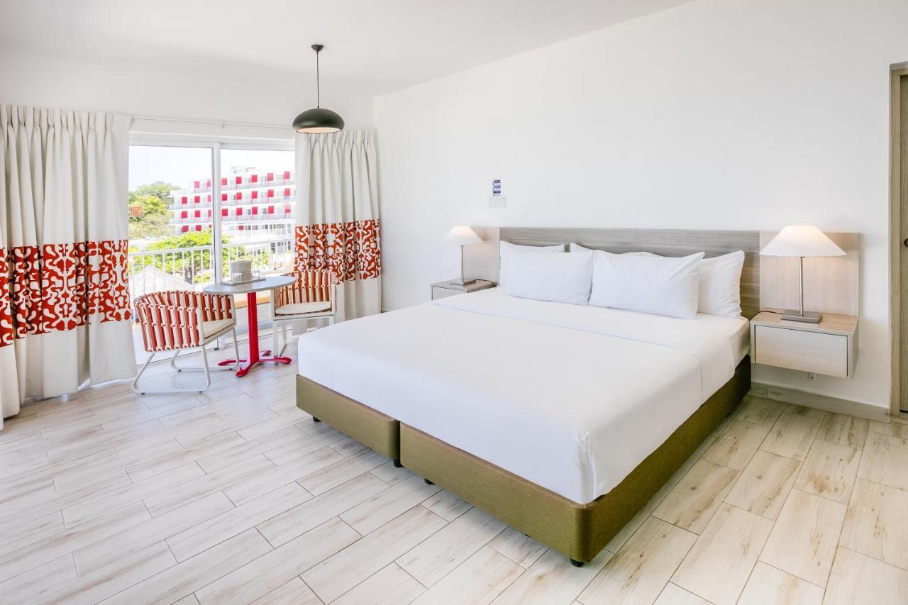 Grand Decameron Cornwall Beach, A Trademark All-Inclusive Resort Монтего-Бей Екстер'єр фото